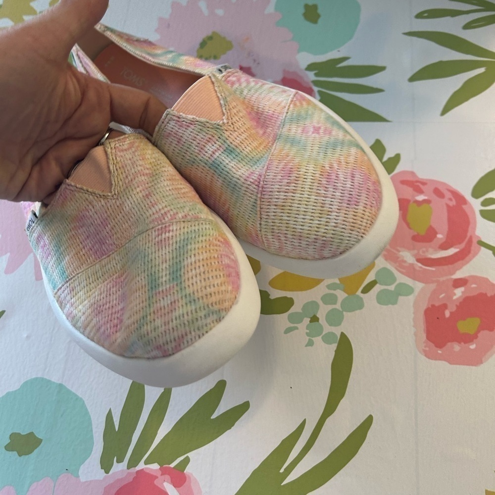Tom is 8.5 tie-dye slip on shoes. - Picture 3 of 8